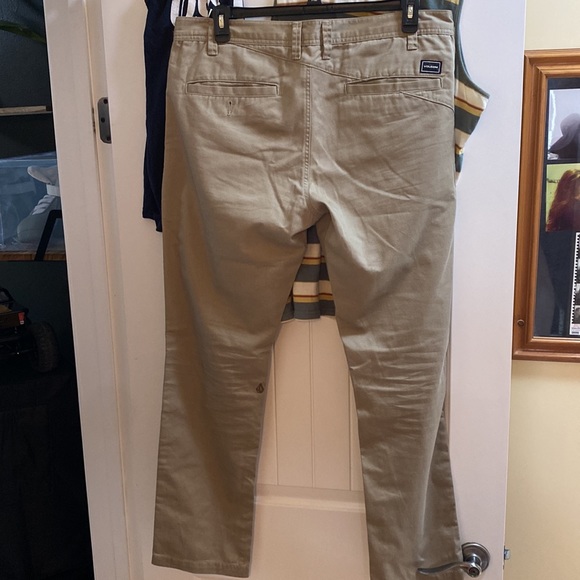 Men’s Volcom size 36 true to this khakis color - Picture 3 of 4